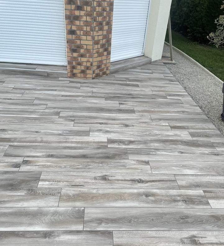 Pose soignée de carrelage pour terrasse