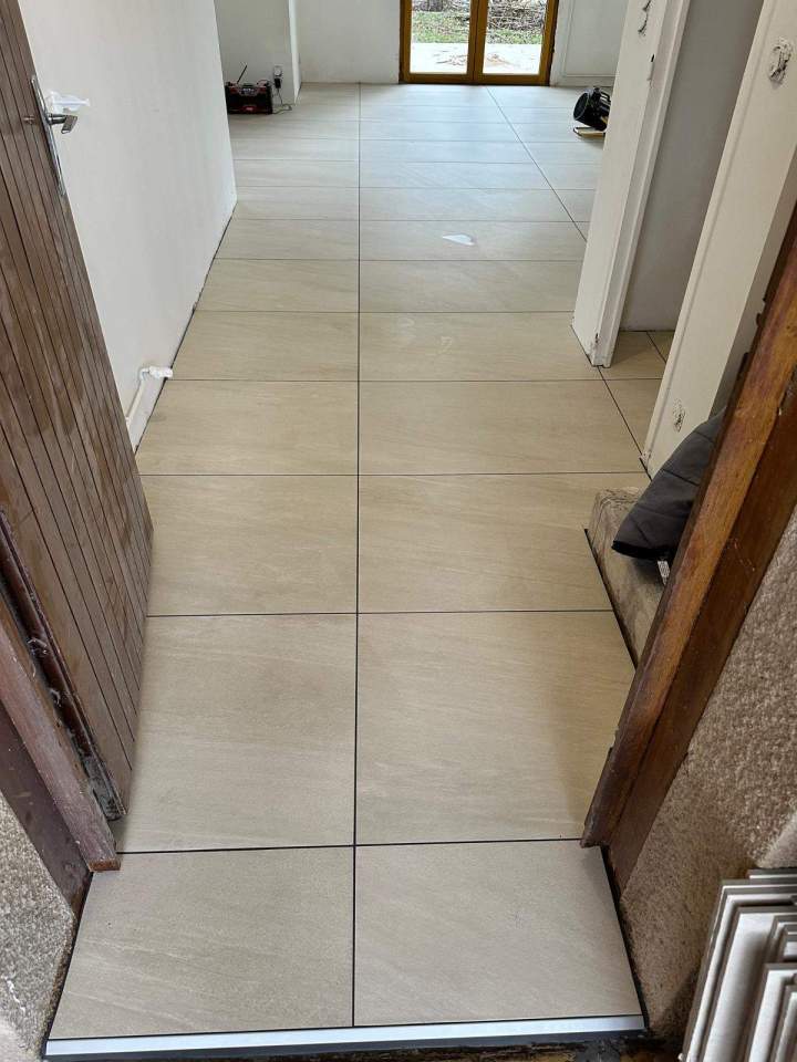 Travaux de pose de carrelage sur une terrasse Pont-du-Château