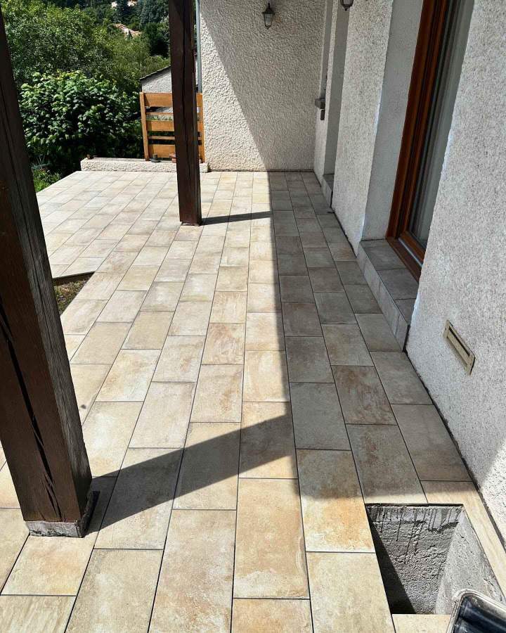 Pose de carrelage pour terrasse, durable et esthétique